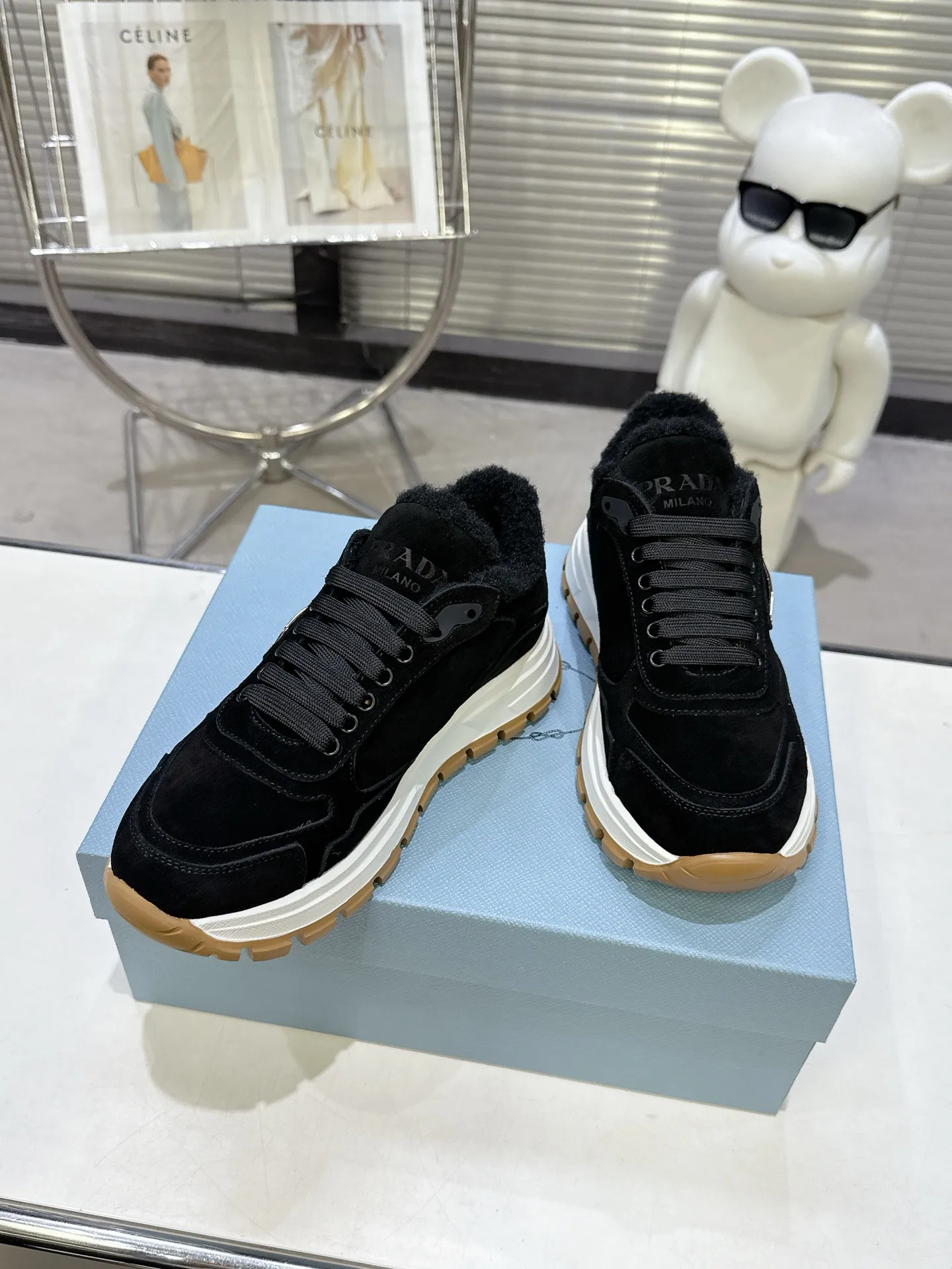 【PRADA】P: 660💰Couple style▪️Size: Women’s 35-40⚛Size: Men’s 39-44(45 customized) 2025 𝐬𝐬Prada’s new product, coming with strength! ❣️Many Internet celebrities have the same style, fashionable and versatile nice items, original shoes are developed and purchased from Italian counters, and are reproduced 1:1 according to the original taste. This year’s theme is not to be defined, embodying texture through simplicity💛From thick-soled sneakers to zigzag short boots to 2025 flat shoes, everything reveals a sure-fire momentum... It combines gentleness and handsomeness, the finishing touch for women❤️ Wear-resistant and ultra-light two-color outsole.